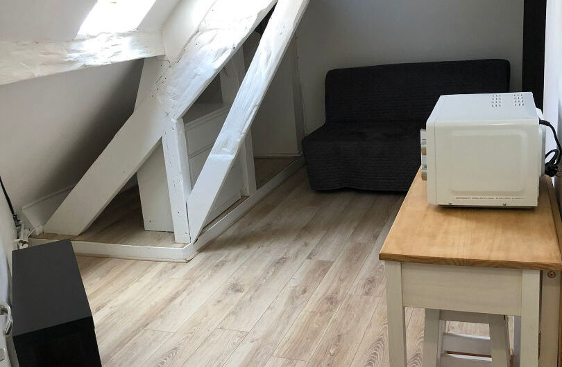 STUDIO MEUBLE  en dernier étage à  COLOMBES
