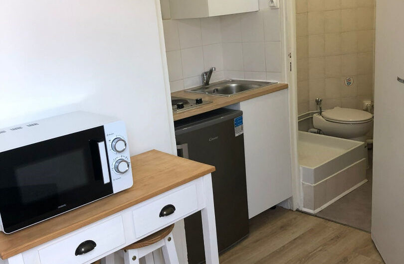 STUDIO MEUBLE  en dernier étage à  COLOMBES