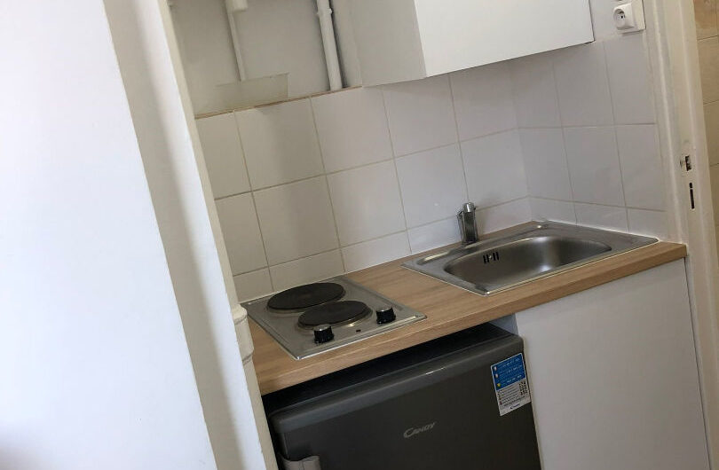 STUDIO MEUBLE  en dernier étage à  COLOMBES