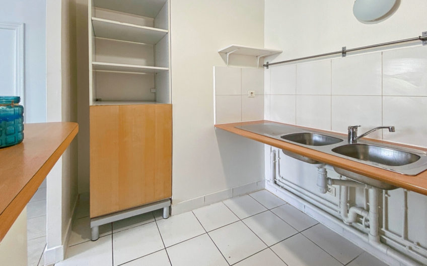 STUDIO MEUBLE  en dernier étage à  COLOMBES