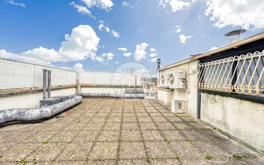 5P de 145m² avec terrasse de 205 + box double et caves