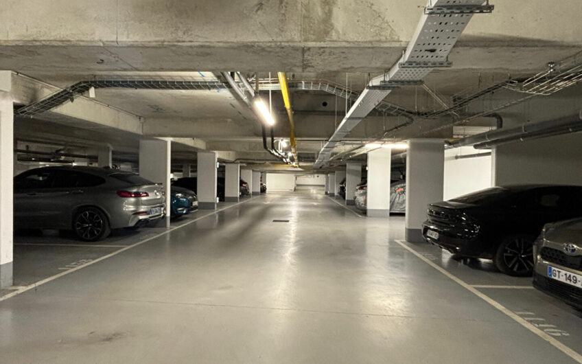 Parking de 13 m2 dans un bel immeuble récent