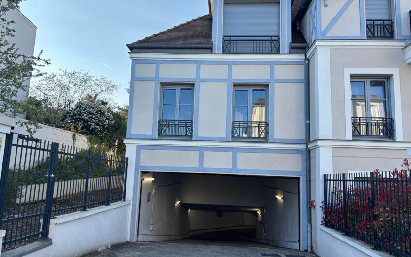 Parking de 13 m2 dans un bel immeuble récent