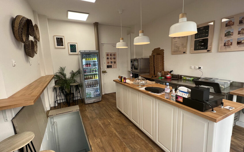 MUR DE BOUTIQUE OCCUPE PARIS XI