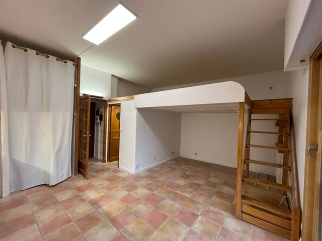 STUDIO RENOVE de 28m² avec TERRASSE et  PARKING