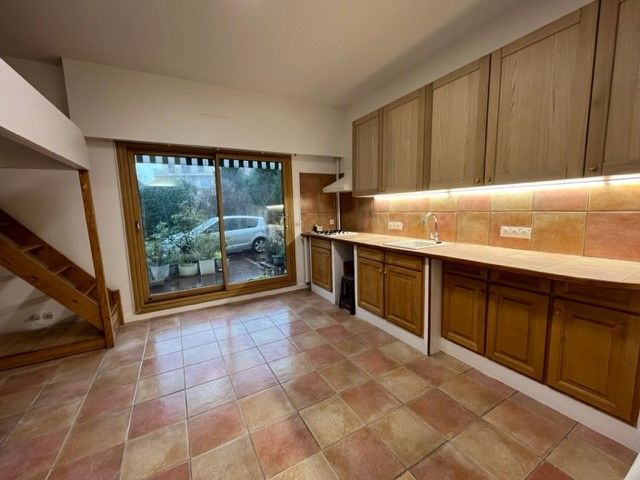 STUDIO RENOVE de 28m² avec TERRASSE et  PARKING