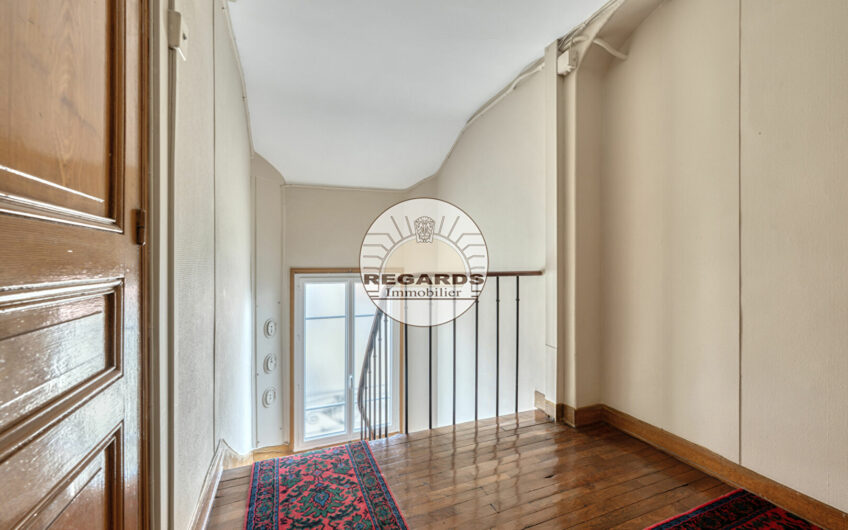 Studio de 16m² au sol au dernier étage d’un bel immeuble ancien