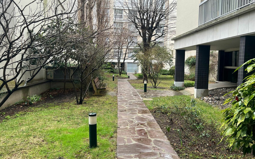 PARKING  RUE COPREAUX DANS UNE RESIDENCE AVEC GARDIEN